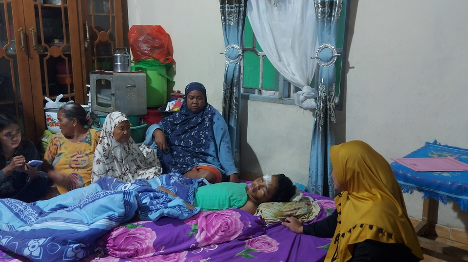 Asdar (20), pemuda yang menjadi korban penculikan dan pengeroyokan di Kota Makassar, Sulawesi Selatan terbaring di rumahnya.