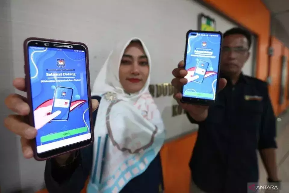 Petugas Disdukcapil Kota Banda Aceh memperlihatkan aplikasi KTP digital. 