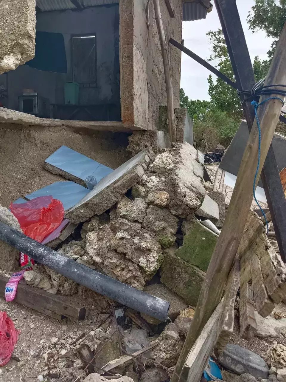 Rumah warga di Seram Bagian Timur, Maluku yang rusak akibat diterjang gelombang tinggi. 