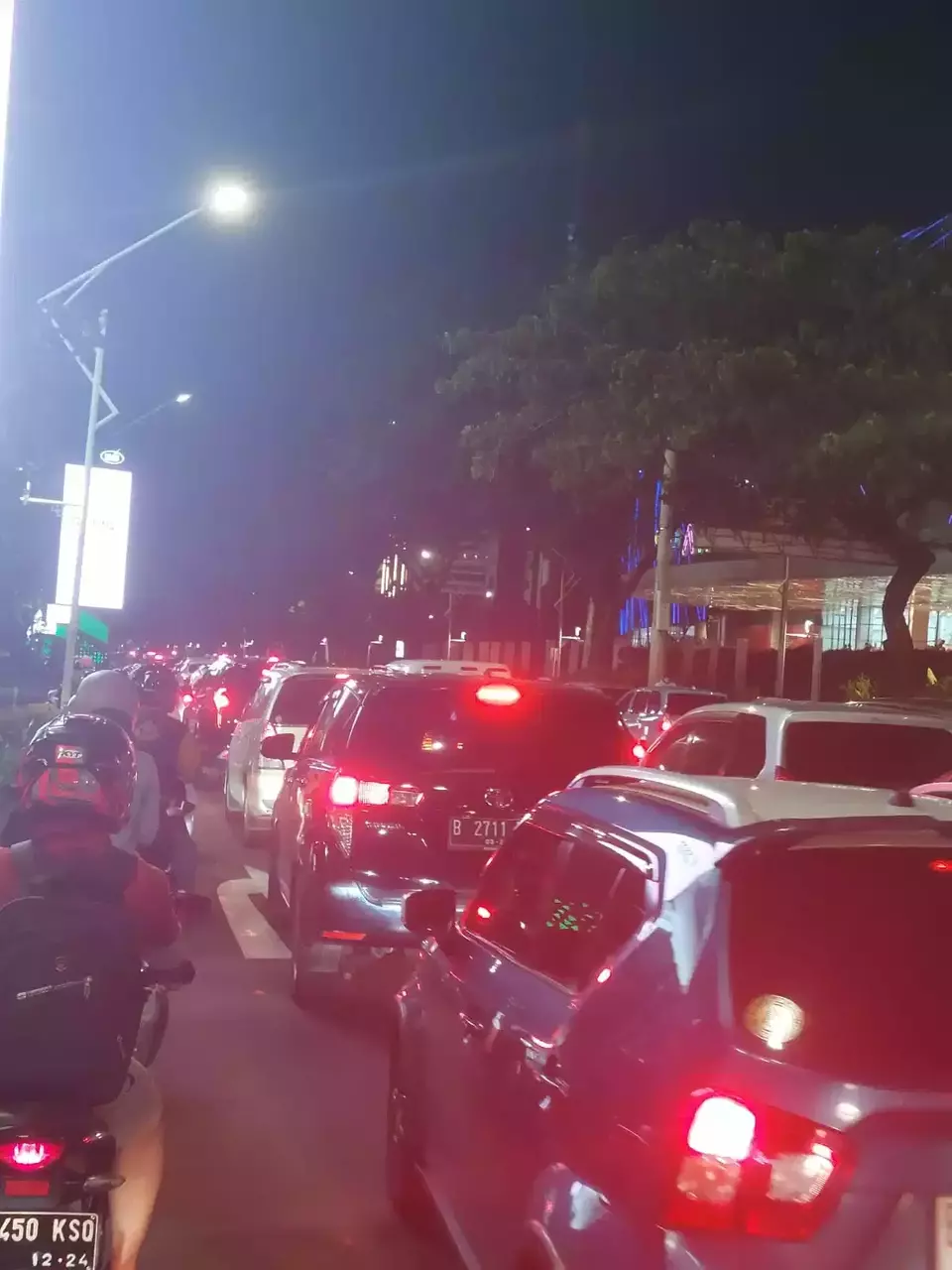 Pantauan situasi lalu lintas di sekitar kawasan Gelora Bung Karno, Senayan, Jakarta, Sabtu 11 Februari 2023 malam.