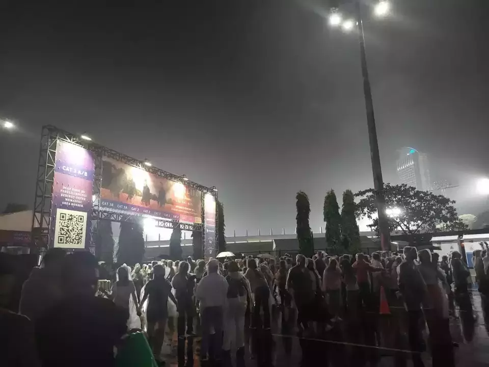 Konser grup musik Westlife yang digelar di Stadion Madya, Gelora Bung Karno, Jakarta, pada Sabtu 11 Februari 2023 yang diwarnai dengan turunnya hujan deras.
