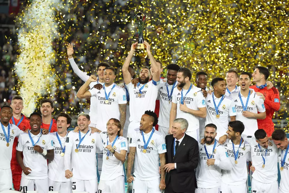 Para pemain Real Madrid saat menerima trofi Piala Dunia Antarklub setelah di final menundukkan Al Hilal, 5-3, di Stadion Moulay Abdellah, Rabat, Minggu, 12 Februari 2023, dini hari WIB, .