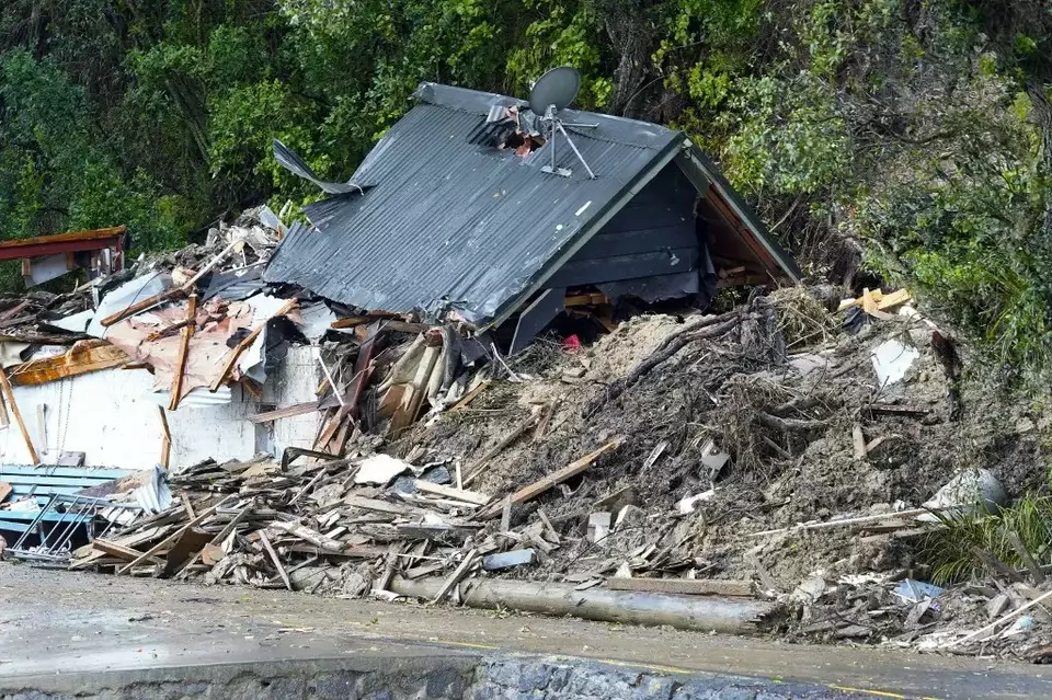 Rumah yang rusak setelah badai menghantam Titirangi, pinggiran wilayah Auckland Barat Selandia Baru, pada 13 Februari 2023.