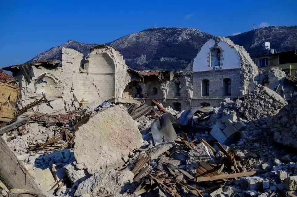 Sisa bangunan Gereja Ortodoks Yunani yang hancur di kota selatan Antakya setelah gempa M 7,8 melanda wilayah perbatasan Turki dan Suriah pada Senin lalu.
