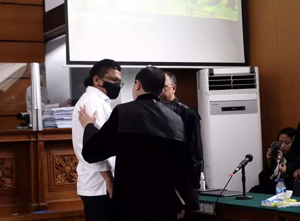 Mantan Kadiv Propam Mabes Polri, Ferdy Sambo, yang juga terdakwa kasus dugaan pembunuhan berencana Brigadir Nofriansyah Yosua Hutabarat atau Brigadir J berdiskusi dengan tim kuasa hukumnya usai menjalani sidang pembacaan vonis di Pengadilan Negeri Jakarta Selatan, Senin 13 Februari 2023. Majelis hakim Pengadilan Negeri Jakarta Selatan (PN Jaksel) memvonis Ferdy Sambo dengan hukuman mati. Hakim menyampaikan, tidak ada hal yang meringankan dalam vonis mati tersebut.