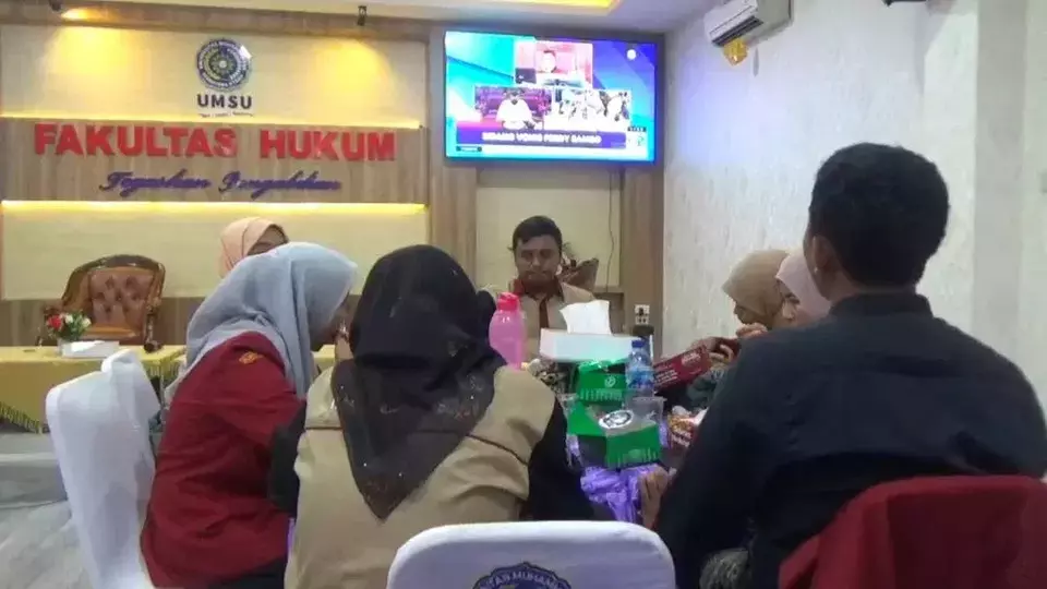 Mahasiswa Fakultas Hukum dan Dosen Universitas Muhammadiyah Sumatera Utara (UMSU) menggelar nonton bareng sidang vonis Ferdy Sambo, Senin (13/2/2023)