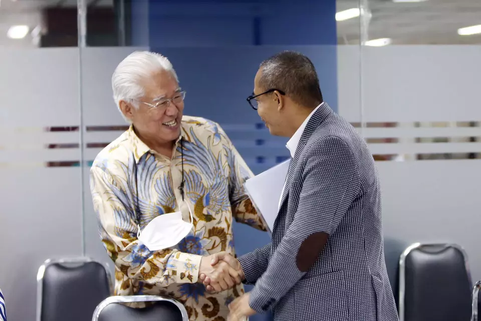Executive Chairman B Universe Enggartiasto Lukita (kiri) menyalami Dirjen Pajak Suryo Utomo saat kunjungan jajaran Dirjen Pajak ke kantor B Universe di Jakarta, Senin, 13 Februari 2023.