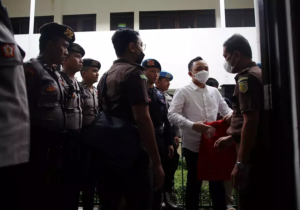 Terdakwa perkara pembunuhan Nofriansyah Yosua Hutabarat atau Brigadir J yaitu Ricky Rizal Wibowo, bersiap memasuki ruang sidang untuk menjalani sidang vonis di Pengadilan Negeri Jakarta Selatan, Selasa 14 Februari 2023. 