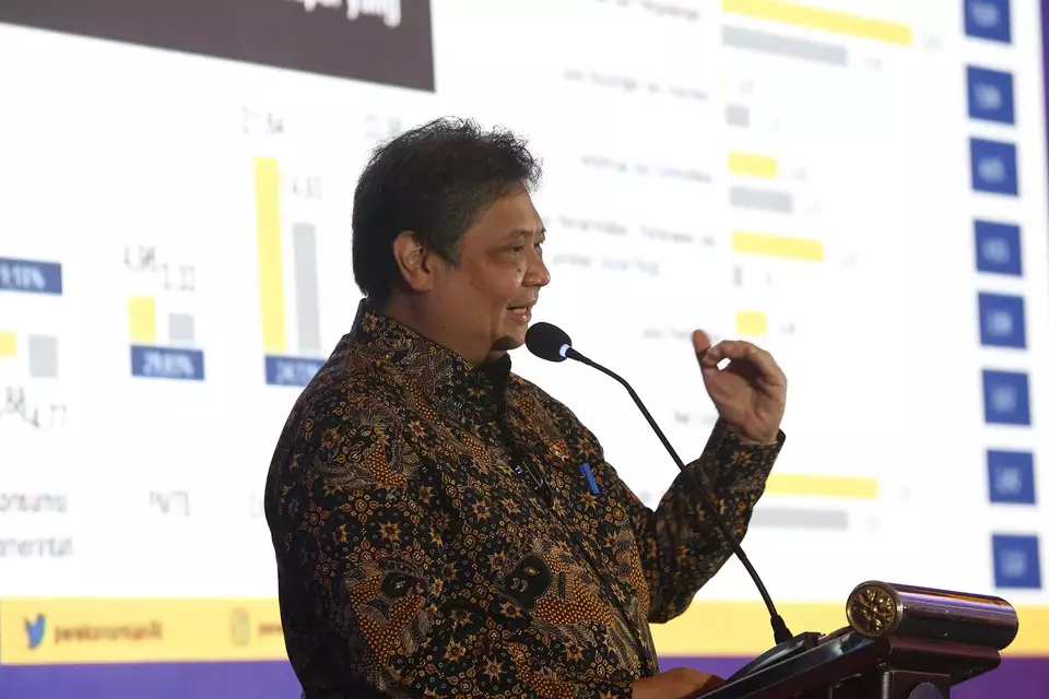 Menteri Koordinator Bidang Perekonomian Airlangga Hartarto, memberikan keynote speech saat acara B Universe Economic Outlook 2023, Jakarta, Selasa 14 Februari 2023.