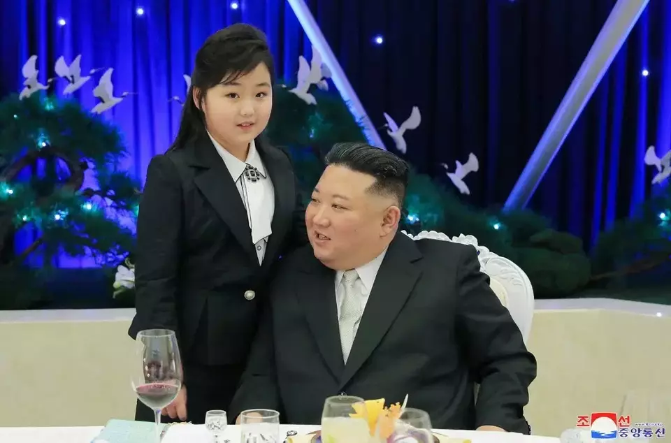 Pemimpin Korea Utara Kim Jong-un bersama putrinya Ju-ae.