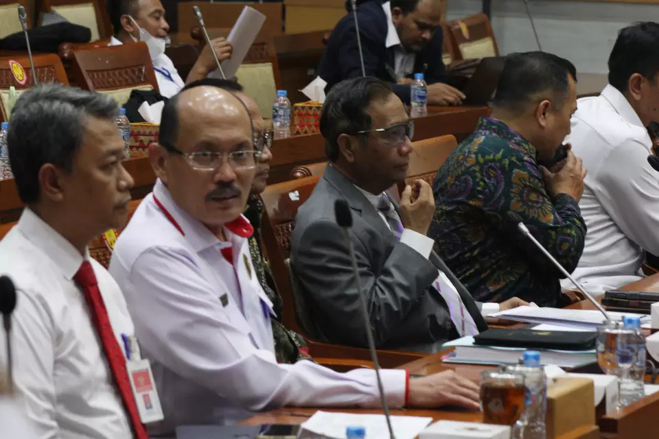 Menteri Koordinator bidang Politik, Hukum, dan Keamanan Mahfud MD saat Rapat Kerja dengan Komisi III DPR di Komplek Parlemen Senayan, di Jakarta, Rabu, 15 Februari 2023.
