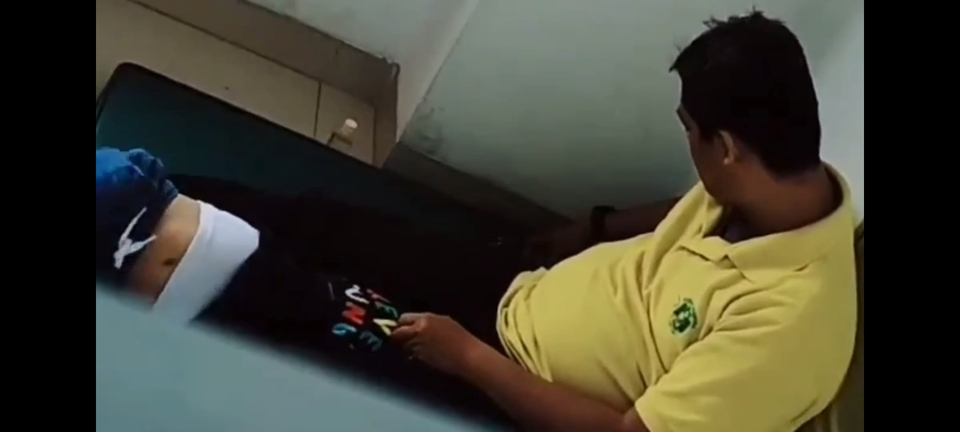 Tangkapan layar sebuah video yang menunjukkan terapis anak di Depok diduga melakukan kekerasan terhadap balita. 