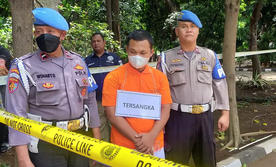 Bripda HS saat rekonstruksi kasus pembunuhan sopir taksi online di Polda Metro Jaya, Kamis 16 Februari 2023.