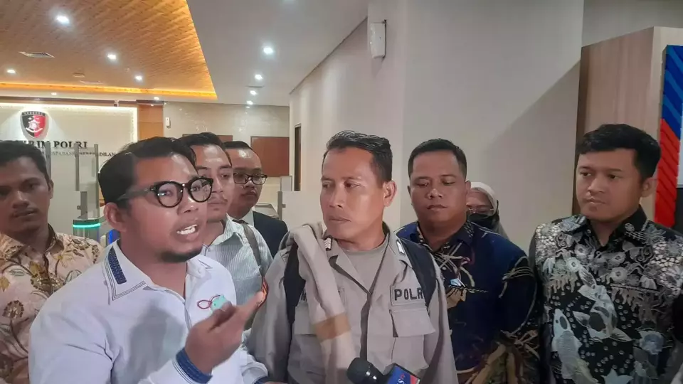 Bripka Madih (tengah) saat berada di Bareskrim Polri, Jakarta.