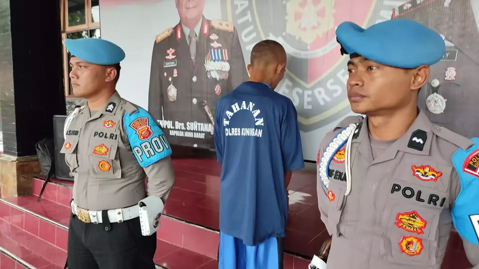 Kapolres Kuningan, AKBP Dhany Aryanda memperlihatkan barang bukti yang digunakan pelaku saat melakukan pencabulan, di Mapolres Kuningan, Kamis, 16 Februari 2023.