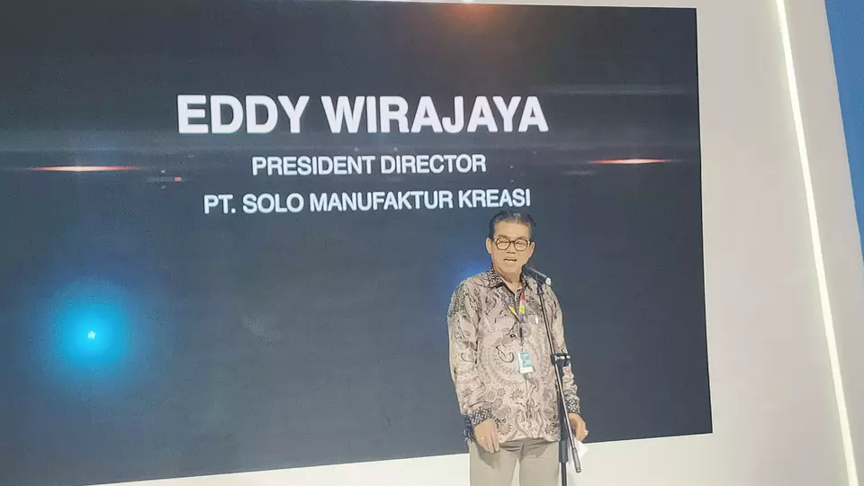 Presiden Director PT Solo Manufaktur Kreasi (Esemka) Eddy Wirajaya dalam pembukaan booth Esemka di pameran IIMS 2023 yang digelar di JIExpo Kemayoran, Jakarta, Kamis, 16 Februari 2023.