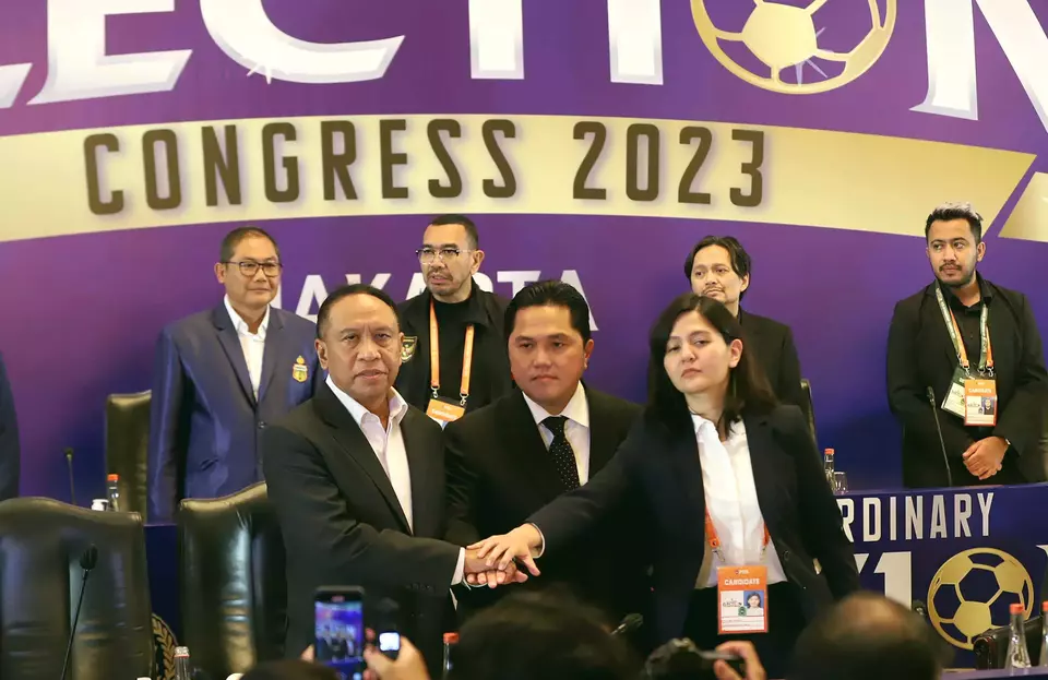 Ketua Umum PSSI terpilih Erick Thohir (tengah), Wakil Ketua Umum PSSI terpilih Zainudin Amali (kiri) dan Ratu Tisha (kanan) bertumpu tangan bersama usai menyampaikan pidato dalam Kongres Luar Biasa Persatuan Sepak Bola Seluruh Indonesia (KLB PSSI) 2023 di Jakarta, Kamis 16 Februari 2023.
