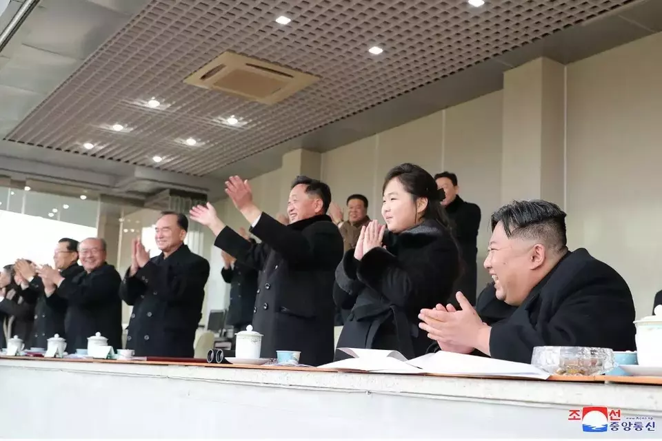 Pemimpin Korea Utara Kim Jong-un (kanan) dan putrinya menonton acara olahraga untuk staf Kabinet dan Kementerian Pertahanan Nasional, di Pyongyang, Korea Utara.