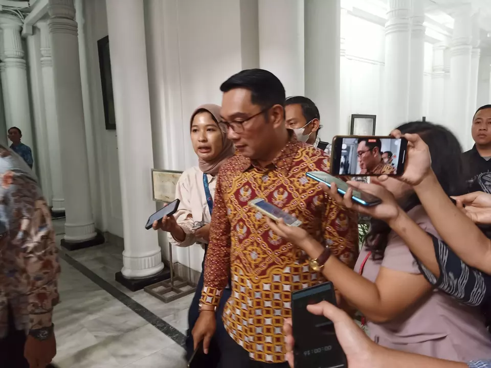 Gubernur Jawa Barat, Ridwan Kamil saat ditemui selepas acara penandatanganan pembangunan MRT Bekasi di Gedung Sate, Bandung, Jawa Barat, Jumat (17/2/2023)