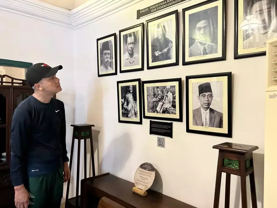 Ganjar Pranowo melihat foto-foto tokoh bangsa saat mengunjungi tempat kos Bung Karno di Surabaya. 