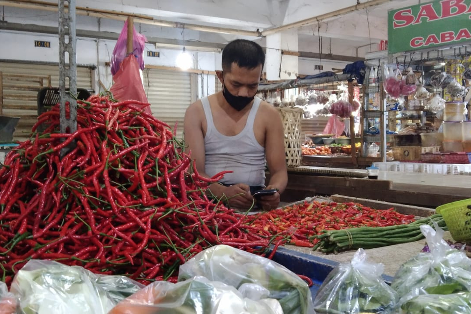 Jelang Ramadan, harga bahan pangan di sejumlah pasar tradisional di Kabupaten Tangerang, Banten merangkak naik, terutama harga cabai, Minggu (19/2/2023)