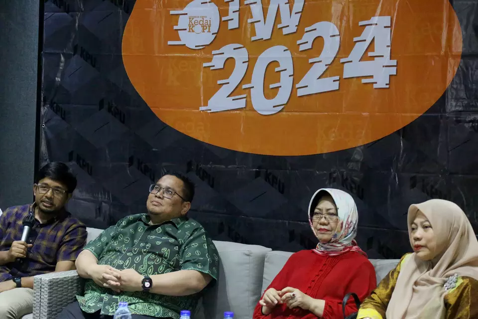 (kiri ke kanan) Komisioner KPU Idham Kholik menyampaikan paparannya disaksikan, Ketua Bawaslu Rahmat Bagja, Pengamat Politik Siti Zuhro, dan Dewan Pembina Perludem Titi Anggraini dalam diskusi OTW 2024 'Setahun Jelang Pemilu, Mata Rakyat Tertuju ke KPU dan Bawaslu' di Jakarta, Minggu 19 Februari 2023. 