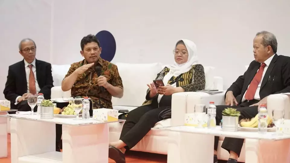 Direktur Utama BPJS Kesehatan Ali Ghufron Mukti (dua dari kiri) dalam simposium “How to Close The Care Gap” di Jakarta yang juga disiarkan secara daring, Minggu, 19 Februari 2023.