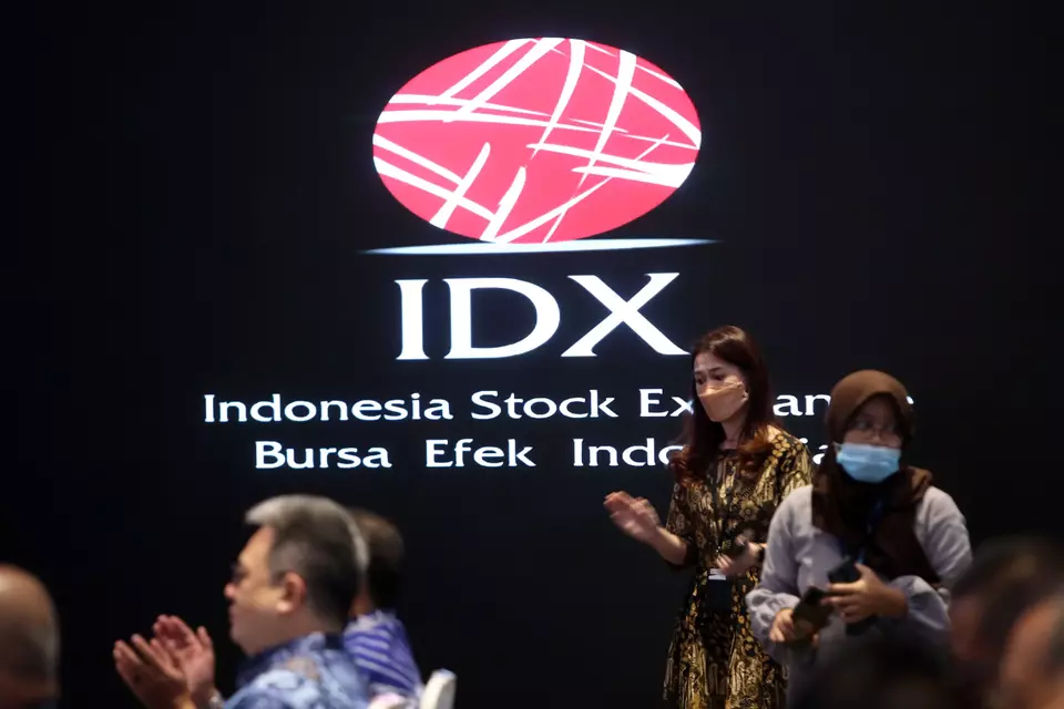 Sejumlah karyawan beraktivitas di Bursa Efek Indonesia (BEI), di Jakarta.