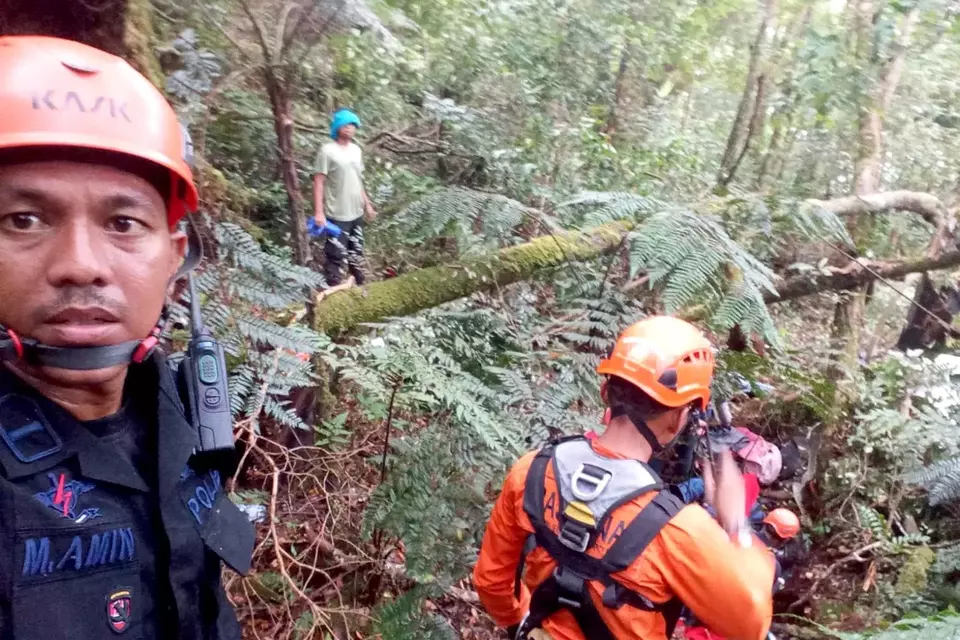 Tim SAR berhasil mendarat di lokasi kecelakaan helikopter yang ditumpangi Kapolda Jambi Irjen Pol Rusdi Hartono untuk mengevakuasi korban, Senin 20 Februari 2023.
