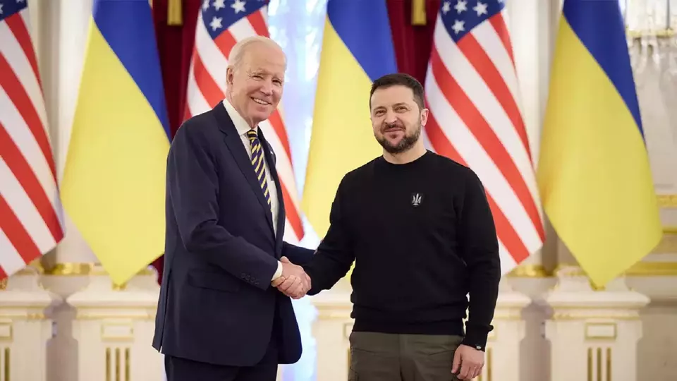 Presiden Ukraina Volodymyr Zelensky, (kanan) berjabat tangan dengan Presiden AS Joe Biden berjabat tangan selama pertemuan mereka di Kyiv, Ukraina, Senin 20 Februari 2023.