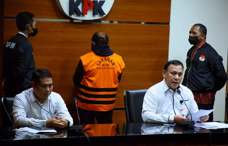 Ketua KPK Firli Bahuri (kanan), bersama Direktur Penyidikan KPK Asep Guntur Rahayu (kiri), memberikan keterangan pers mengenai penangkapan Bupati nonaktif Mamberamo Tengah Ricky Ham Pagawak (belakang) di gedung KPK, Senin 20 Februari 2023.