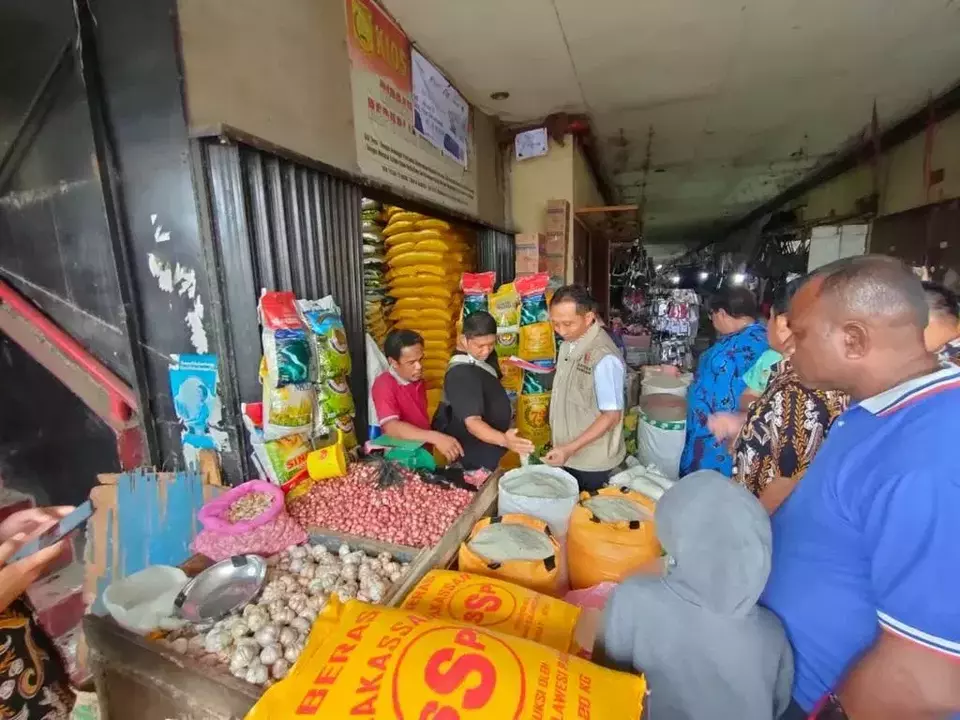 Satgas Pangan Polri memeriksa ketersediaan beras Bulog dan Minyakita menjelang Ramadan.