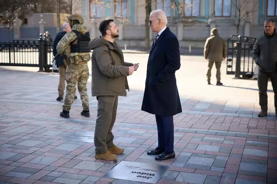 Presiden AS Joe Biden (kanan) berbicara dengan Presiden Ukraina Volodymyr Zelensky di ibu kota Ukraina, Kyiv.