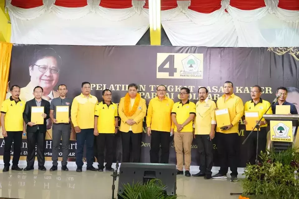 Ketua Umum Partai Golkar, Airlangga Hartarto bersama pengurus dan kader.