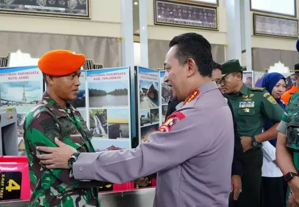 Kapolri Jenderal Pol Listyo Sigit Prabowo menyalami Kopda Ahmad Novrizal yang membantu evakuasi Kapolda Jambi Rusdi Hartono, Rabu 22 Februari 2023. 