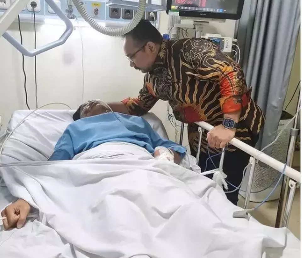 Menteri Agama Yaqut Cholil Qoumas, atau Gus Yaqut saat menjenguk anak pengurus GP Ansor, David (17) di rumah sakit.