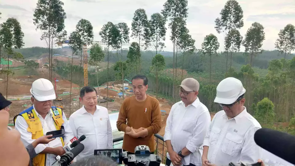 Presiden Joko Widodo (Jokowi) saat meninjau pembangunan Istana Negara di Ibu Kota Nusantara (IKN), Kamis (23/2/2023). 