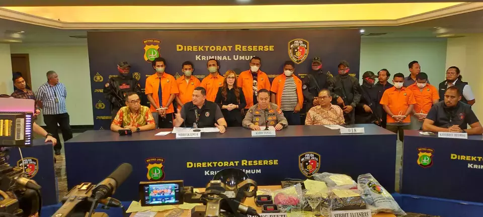 Polda Metro Jaya menggelar konferensi pers terkait penangkapan debt collector yang membentak polisi di Jakarta, Kamis 23 Februari 2023.