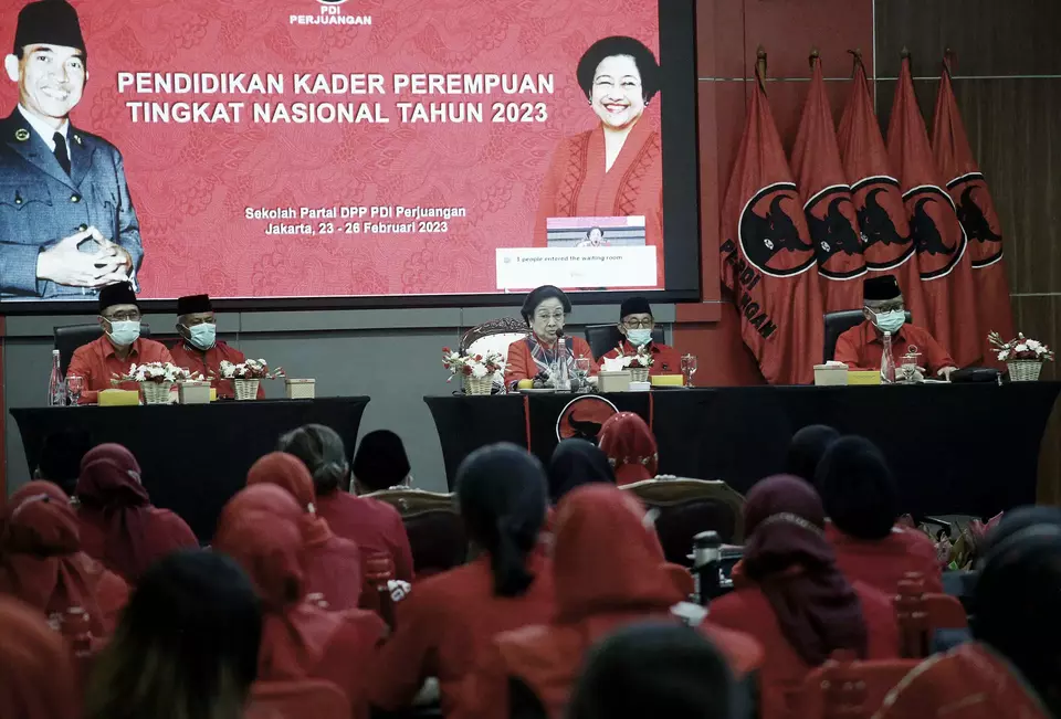 Ketua Umum PDI Perjuangan Megawati Soekarnoputri (tengah) menyampaikan arahan kepada sejumlah kader perempuan yang mengikuti kegiatan Pendidikan Kaderisasi Perempuan di Sekolah Partai DPP PDI Perjuangan, Lenteng Agung, Jakarta, Kamis 23 Februari 2023.