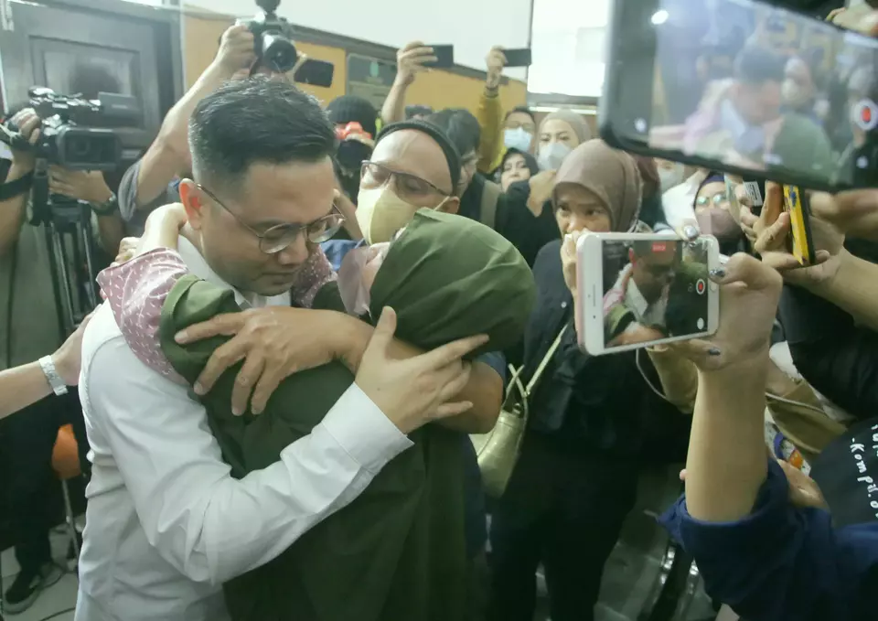 Terdakwa kasus dugaan perintangan penyidikan pada kasus pembunuhan Brigadir Yosua, Irfan Widyanto (kiri), memeluk orang tuanya usai mengikuti sidang pembacaan putusan di PN Jakarta Selatan, Jakarta, Jumat 24 Februari 2023.