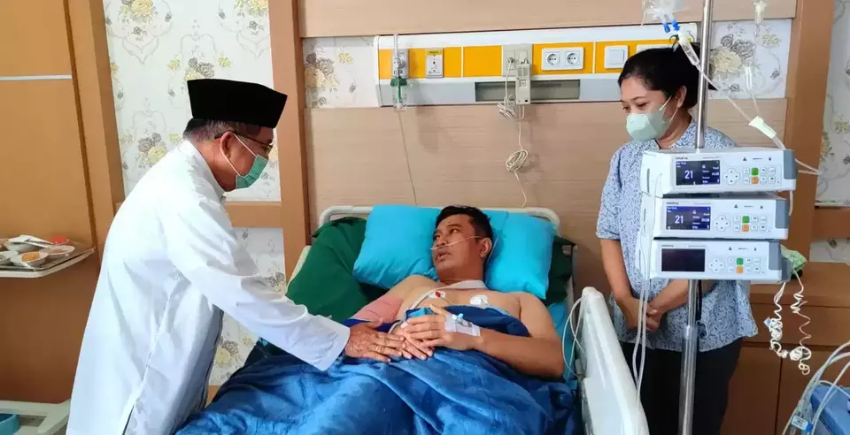 Mantan Wakil Presiden (Wapres), Jusuf Kalla menjenguk Kapolda Jambi Irjen P Rusdi Hartono dan ajudannya di Rumah Sakit Polri Kramat Jati, Jakarta Timur, Jumat siang, 24 Februari 2023.
