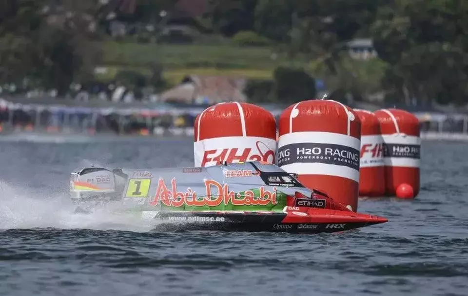 Pembalap tim Abu Dhabi, Shaun Torrente memacu perahu motornya saat mengikuti latihan bebas putaran pertama Kejuaraan Dunia Perahu Motor F1 Powerboat (F1H2O) 2023 di Danau Toba, Balige, Sumatera Utara, Sabtu 25 Februari 2023.
