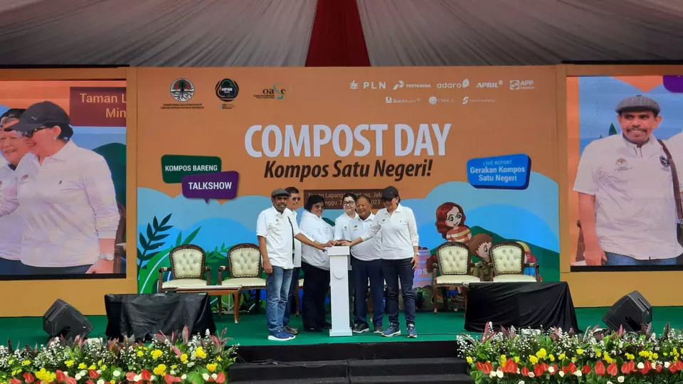 Menteri Lingkungan Hidup dan Kehutanan (LHK) Siti Nurbaya Bakar (tengah) saat menghadiri kegiatan Compost Day 2023 di Lapangan Banteng, Jakarta, Minggu (26/2/2023).