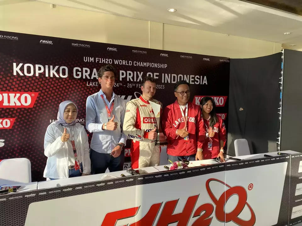 Bartek Marszalek dari Stromoy Racing memenangkan Kejuaraan Dunia F1 Powerboat 2023 di kawasan Pelabuhan Muliaraja Napitupulu, Balige, Sumatera Utara, Minggu, 26 Februari 2023.