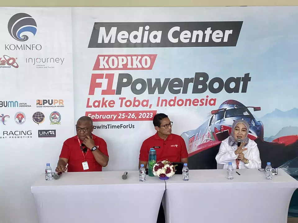 Menteri Pariwisata dan Ekonomi Kreatif (Menparekraf) Sandiaga Uno saat jumpa pers di Media Center F1 Powerboat 2023, i kawasan Pelabuhan Muliaraja Napitupulu, Balige, Sumatera Utara, Minggu, 26 Februari 2023.