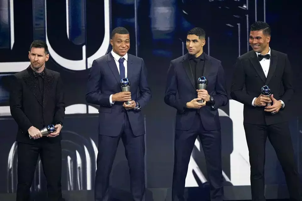 (Ki-ka) Lionel Messi, Kylian Mbappe, Achraf Hakimi, dan Casemiro berfoto saat meraih penghargaan 11 pemain dunia dalam acara FIFA Football Awards di Paris, Selasa, 28 Februari 2023.