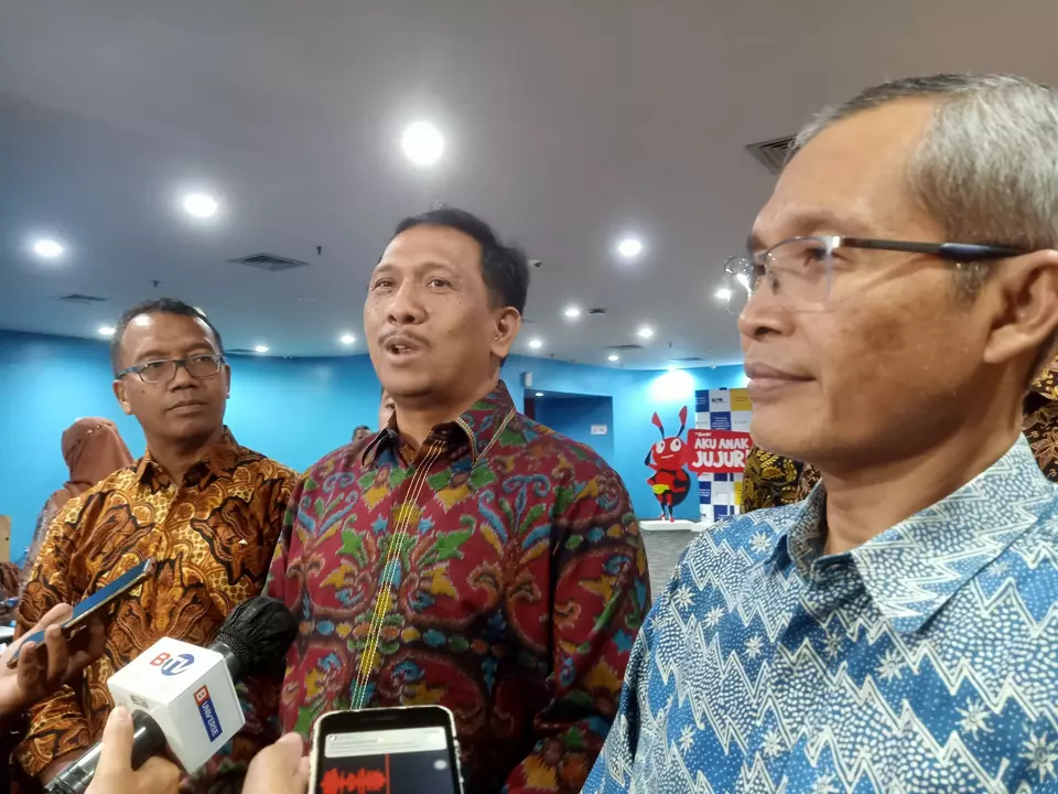 Ketua Umum PKN I Gede Pasek Suardika (tengah) bersama Wakil Ketua KPK Alexander Marwata di Gedung Pusat Edukasi Antikorupsi, KPK, Jakarta, Selasa, 28 Februari 2023.