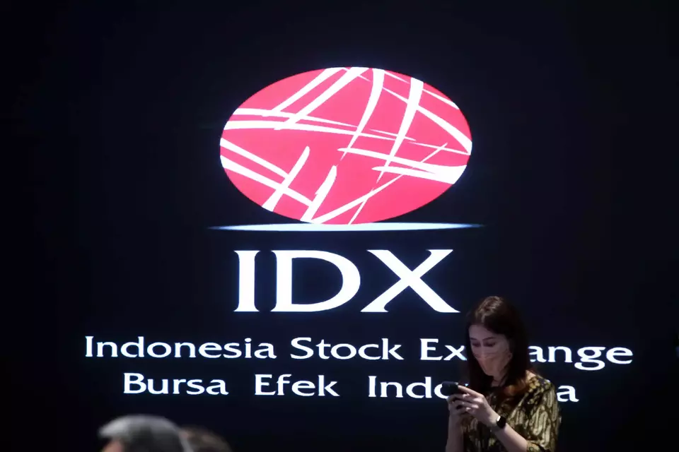 Sejumlah karyawan beraktivitas di Bursa Efek Indonesia (BEI), di Jakarta.