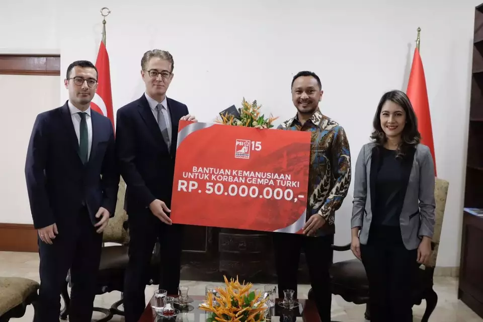 Kuasa Usaha Ad Interim, Omer Orhun Celikkol menerima donasi dari PSI untuk korban gempa Turkiye dan Suriah di Kedubes Turki, Jakarta, Senin, 27 Februari 2023.