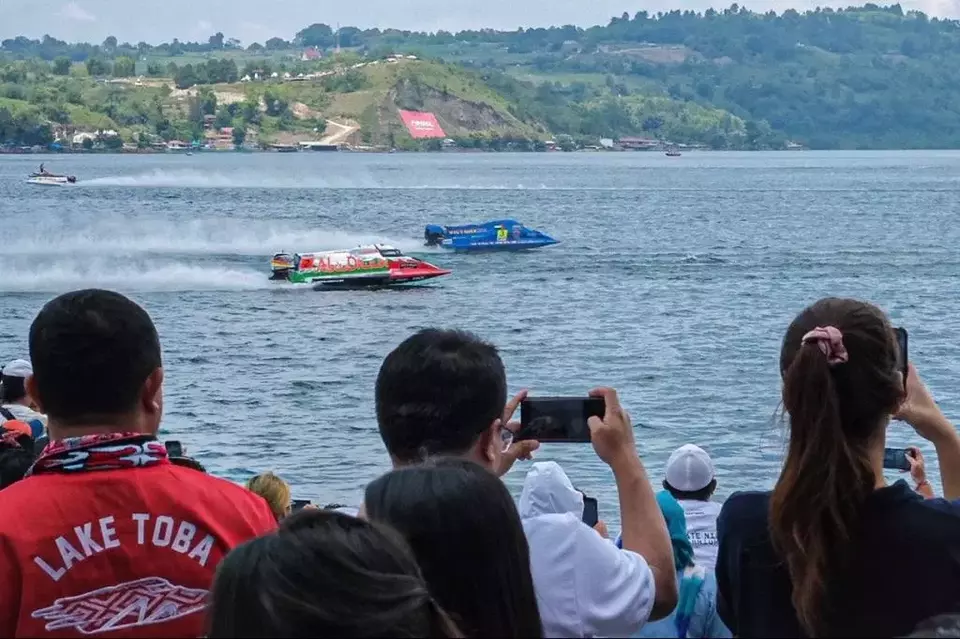 Para penonton menyaksikan balap Kejuaraan Dunia Perahu Motor Formula 1 (F1H20) Powerboat Danau Toba atau F1 Powerboat di Danau Toba. 